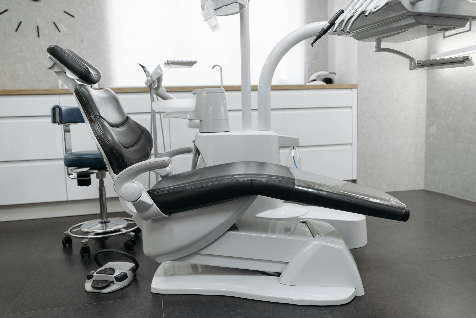 Un consultorio dental moderno con un sillón dental elegante y equipo de última generación, perfecto para necesidades relacionadas con la atención médica.