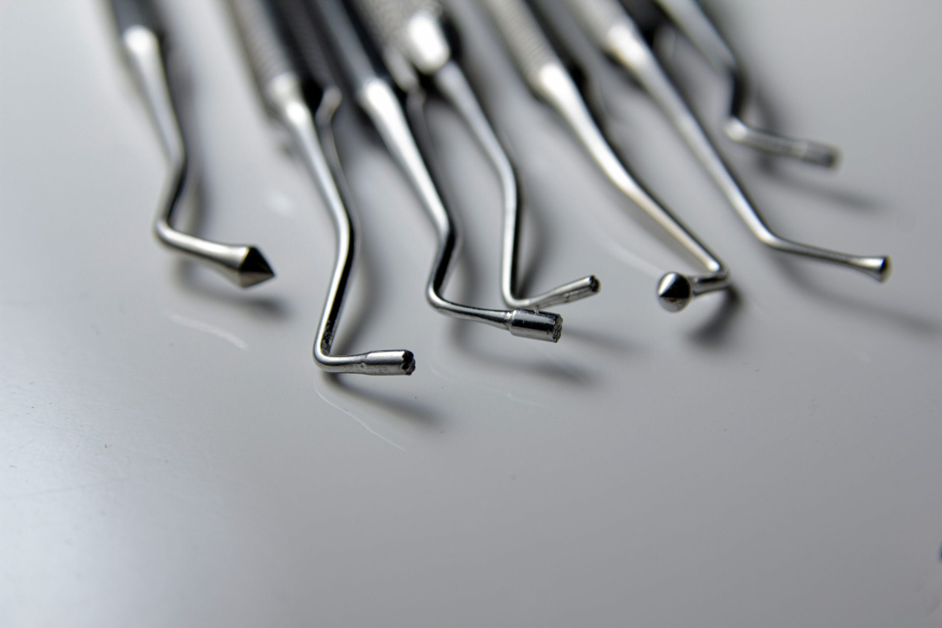 Primer plano de un montón de clavos de metal