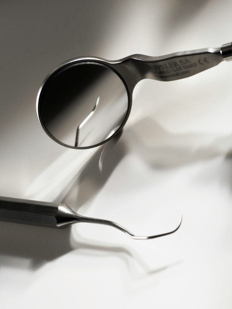 Gafas con montura negra sobre tela blanca