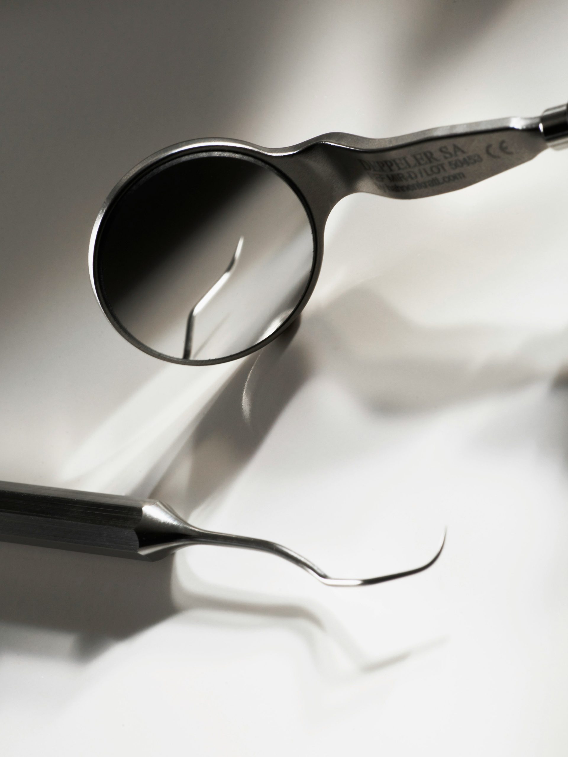 Gafas con montura negra sobre tela blanca